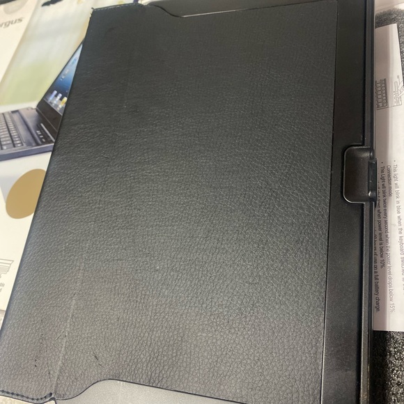 Targus iPad Air cover case and keyboard new!! - Picture 8 of 11